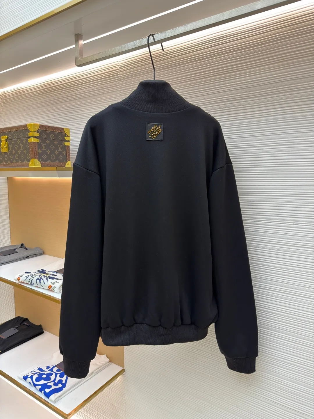 LOUIS VUITTON stand-up collar ribbed hem long-sleeved logo decorated jacket ●Original version: Purchased and developed at 25899 ●Item number: 1682404-B25 ●Fabric: cotton fabric ●Technology: knitted production ●Color: black ●Version: fitted version ●Weight: about 990 grams ●Size: S-M-L-XL ●Description: This Louis Vuitton stand-collar zipper jacket is made of high-thread-count cotton-elastic blended fabric, which has been treated with enzyme washing process. The fabric is soft to the touch and has good wrinkle resistance and elasticity. The body has a delicate matte texture. The LV logo on the chest uses a combination of gold thread embroidery and patchwork. The embroidery uses interlaced flat stitch and chain stitch techniques. The stitch density reaches 12 stitches per centimeter. The edges are overlocked and the pattern is three-dimensional and not easy to fall off. The jacket adopts a stand-up collar design, and the collar ribs are made of spandex blended material, which has been shaped to ensure that it will not loosen after long-term wear. The front is equipped with a custom brass zipper, and the zipper teeth are polished and gold-plated, making it smooth, wear-resistant and of high-quality texture. The side seam pockets are welted, and the seams are reinforced with double-needle sewing. The ribbed edges of the cuffs and hem are woven with high-elastic yarns of the same color. The shoulders are seamlessly spliced ​​with natural shoulder shapes. The overall craftsmanship combines the brand's classic elements with practical design, fully demonstrating the production level of high-end clothing. The overall wiring is straight and delicate, the fabric is comfortable and soft, and the color is consistent without color difference. It can be matched with the same style to create a fashionable look and control various occasions. Customized accessories, complete with three standards, same style for men and women!